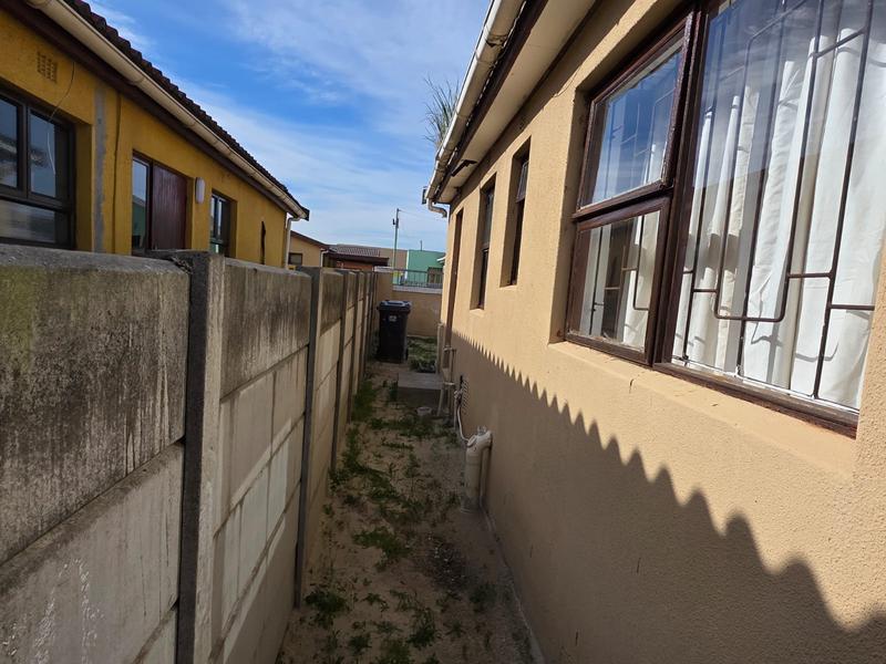 3 Bedroom Property for Sale in Ilitha Park Western Cape